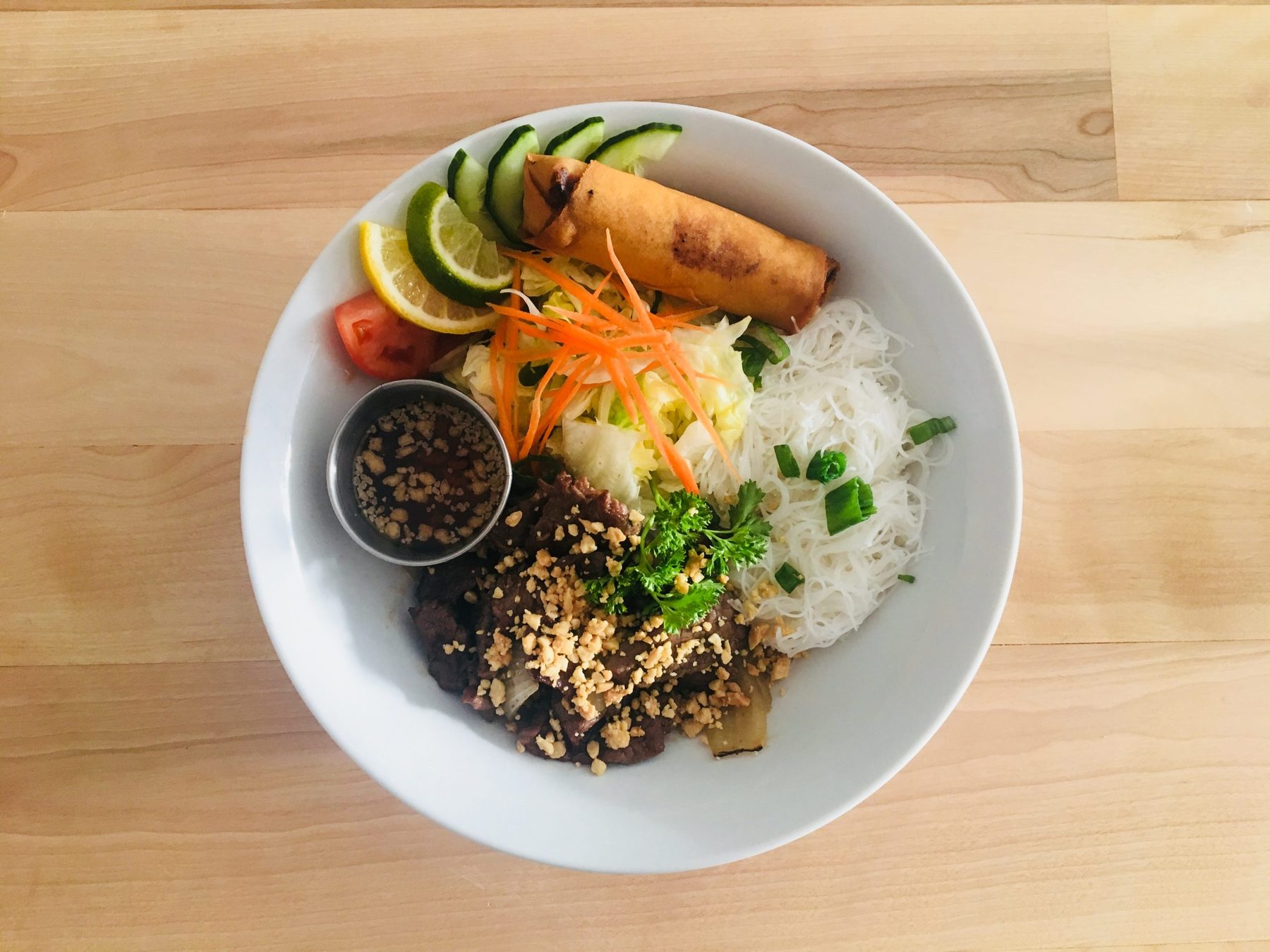 Un bol banh-bung : vermicelles, salade, rouleau et sauté aux oignons
