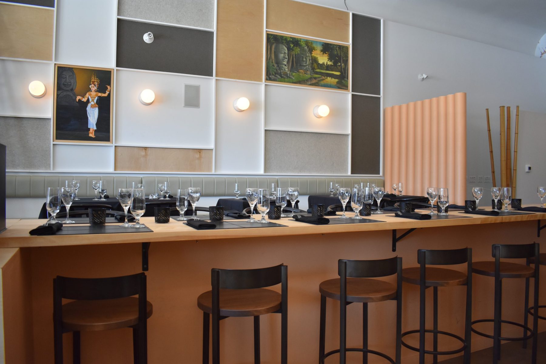 Le bar du restaurant, ses tabourets et ses verres alignés