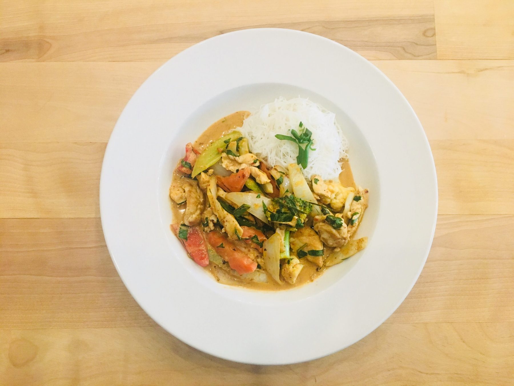 Un sauté de poulet au cari avec légumes et riz
