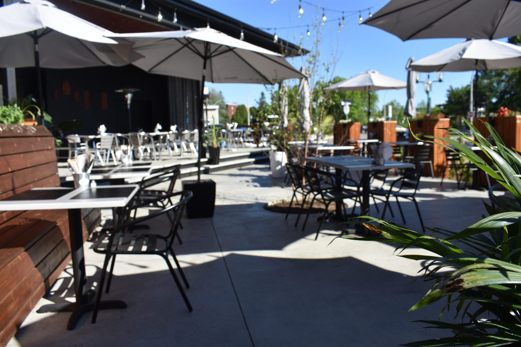 La terrasse et ses parasols, sur la promenade du Saint-Maurice